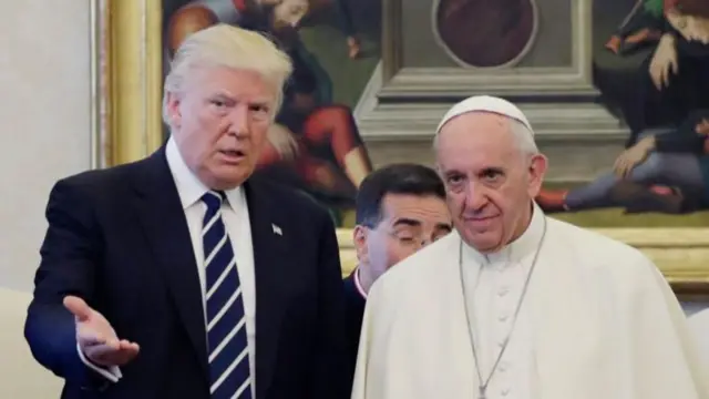 Tổng thống Donald Trump (trái) và Giáo hoàng Francis vào năm 2017