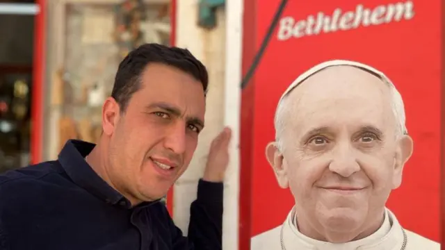 পোপের ছবির সঙ্গে বেথলেহেমের বাসিন্দা রনি তাবিস