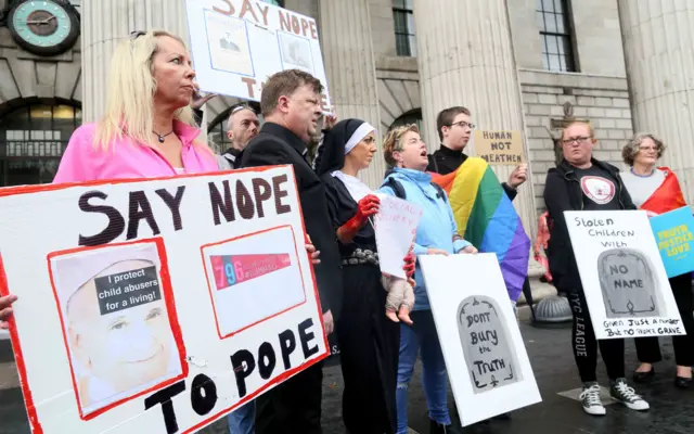 فترة بابوية فرنسيس واجهت تحديات كبيرة، أبرزها مقاومة من التيارات المحافظة داخل الكنيسة، التي اعتبرت توجهاته خروجاً عن العقيدة الكاثوليكية التقليدية.