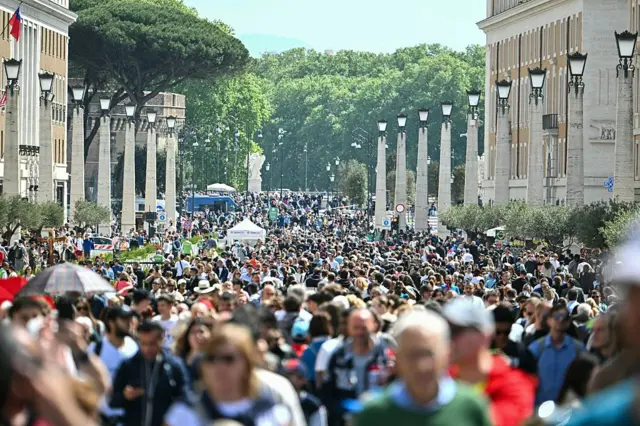 مسيرة في شارع ديلا كونسيلياتيوني للتجمع في ساحة القديس بطرس بعد وفاة البابا فرنسيس