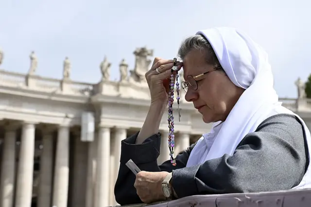 سيدة تصلي في ساحة القديس بطرس بعد انتشار خبر وفاة البابا فرانسيس