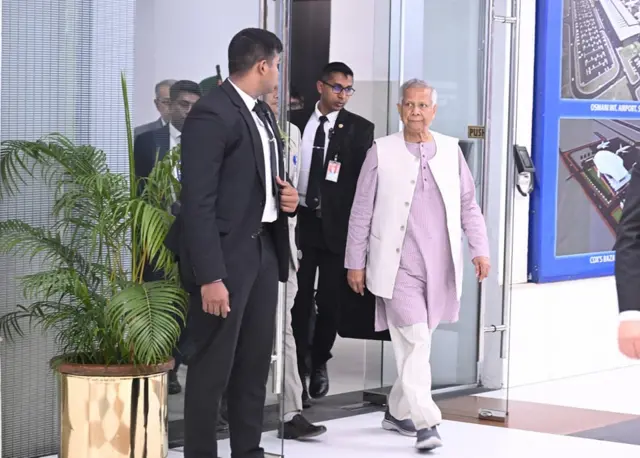 সোমবার সন্ধ্যা সাতটার দিকে প্রধান উপদেষ্টাকে বহনকারী বাংলাদেশ বিমানের বিশেষ ফ্লাইট ঢাকা ছেড়ে যায়