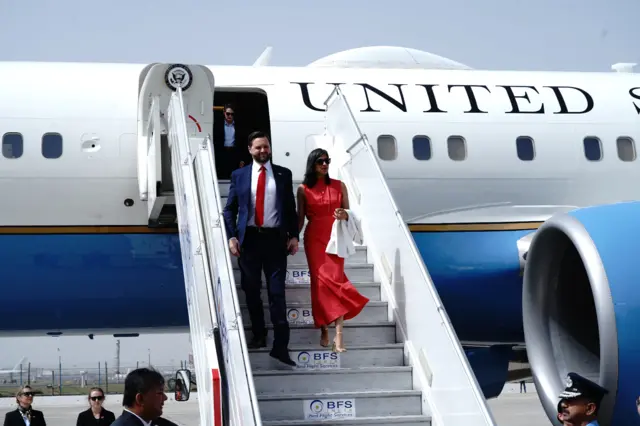 দিল্লি বিমানবন্দরে নামছেন জেডি ভান্স ও তার স্ত্রী উষা