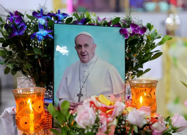 باقة زهور وصورة حداداً على وفاة البابا فرنسيس