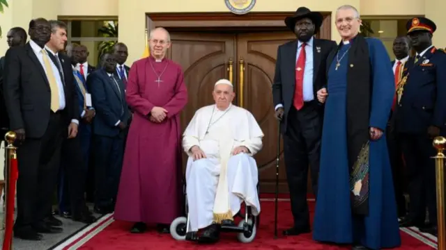 رحب رئيس جنوب السودان سلفا كير بالبابا ورئيس أساقفة كانتربري (في الصورة على يسار البابا) في عام 2023.