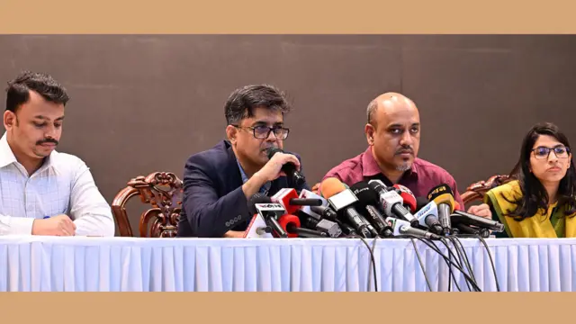 ঢাকার ফরেন সার্ভিস একাডেমিতে সোমবার সংবাদ সম্মেলনে কথা বলেন প্রধান উপদেষ্টার প্রেস সচিব শফিকুল আলম