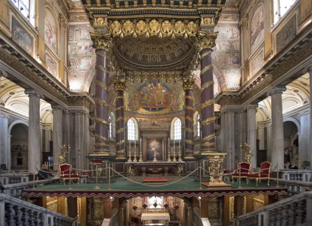 كاتدرائية سانتا ماريا ماجوري من الداخل في روما