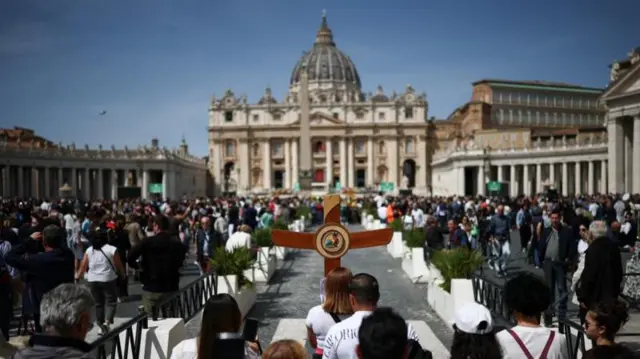 পোপের মৃত্যুর খবর ছড়িয়ে পড়ার পর ইতোমধ্যেই অসংখ্য মানুষ সেন্ট পিটার্স ব্যাসিলিকায় আসতে শুরু করেছেন