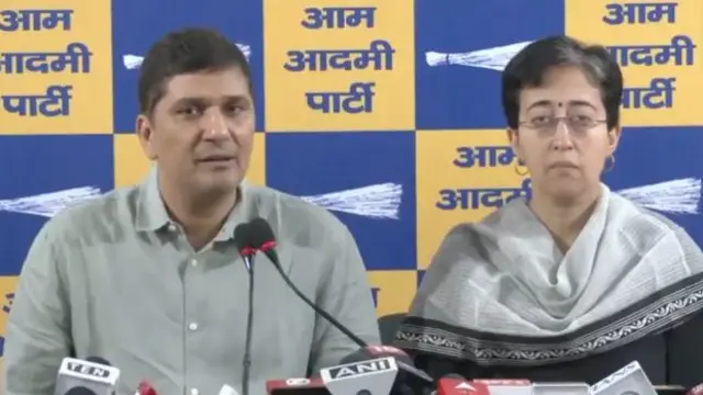 आम आदमी पार्टी के दिल्ली अध्यक्ष सौरभ भारद्वाज और दिल्ली की पूर्व मुख्यमंत्री आतिशी