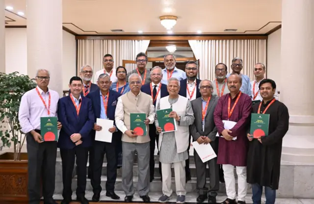 প্রধান উপদেষ্টা অধ্যাপক মুহাম্মদ ইউনূসের হাতে প্রতিবেদন তুলে দেন শ্রম বিষয়ক সংস্কার কমিশন