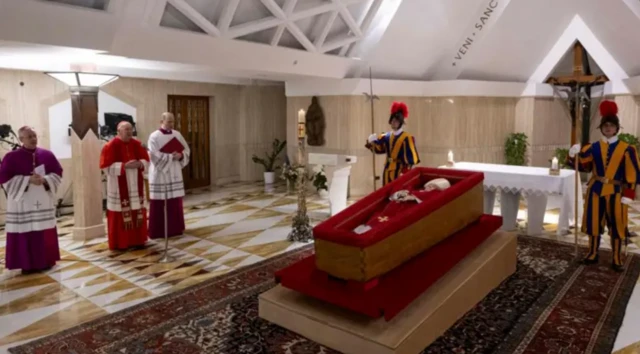 Popu Francis n'akpatị ozu ebe ndị kadịna na-ekpere ya ekpere