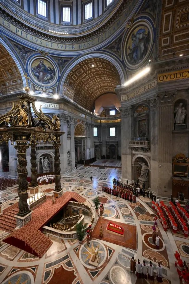 বেদীর সামনে রাখা হয়েছে পোপের কফিন