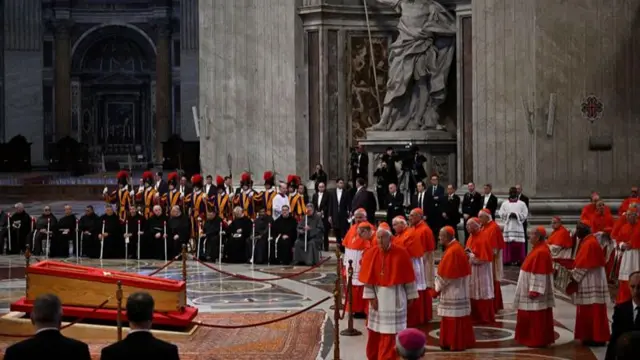কার্ডিনালদের শ্রদ্ধা জানানোর দৃশ্য