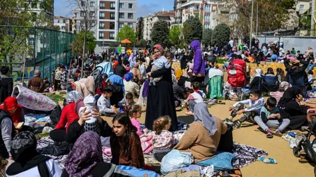 আতঙ্কিত মানুষ রাস্তায় অবস্থান নেয়