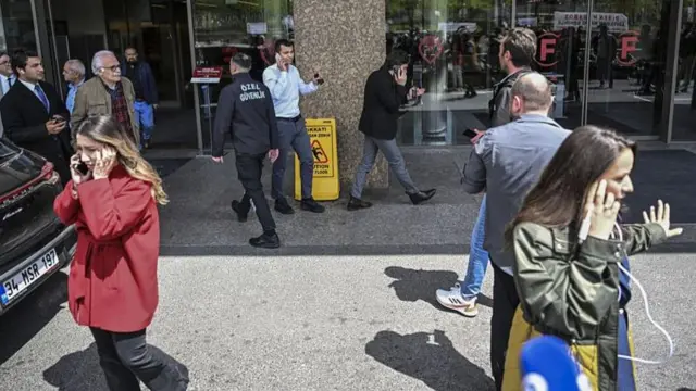 অনেকেই রাস্তায় নেমে আসে