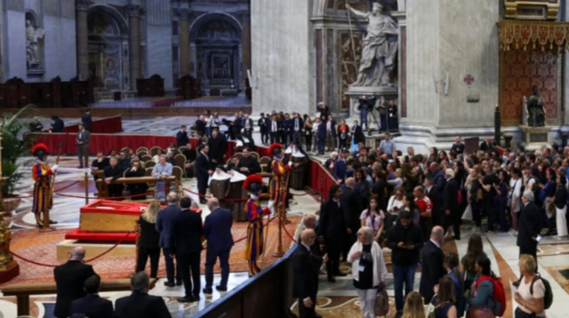 Ihe karịrị mmadụ 20,000 agbakọọla na Vatịkan dịka a malitere ikiri ozu Pope Francis