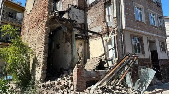 কিছু পুরনো ভবন ক্ষতিগ্রস্ত হয়েছে