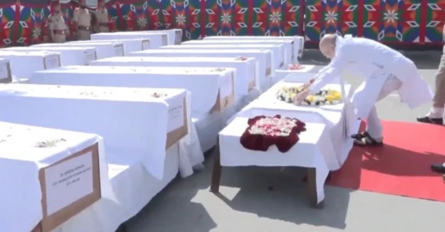 بدھ کے روز انڈیا کے وزیرِ داخلہ امت شاہ نے پہلگام حملے میں مرنے والوں کو خراجِ عقیدت پیش کیا۔