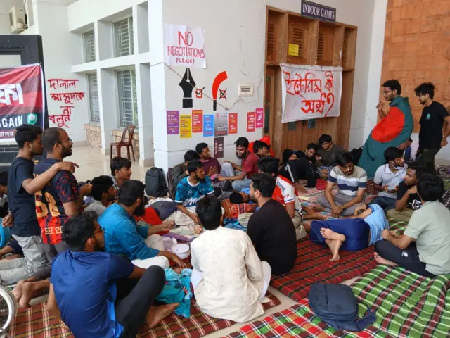 কুয়েটে আন্দোলনরত শিক্ষার্থীরা