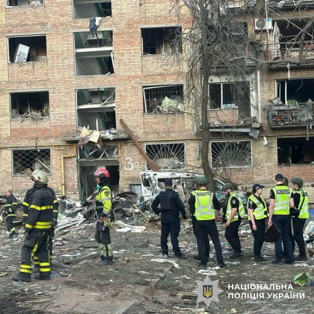 По данным полиции, в Киеве в результате попадания ракеты разрушен жилой дом и повреждены соседние
