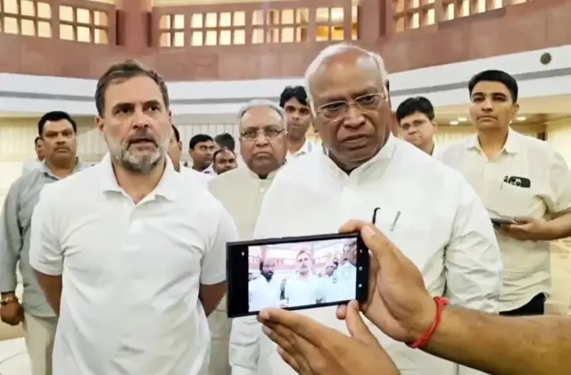 সর্বদলীয় বৈঠক থেকে বেরিয়ে কংগ্রেস সংসদ সদস্য রাহুল গান্ধী (বাঁয়ে) ও কংগ্রেস সভাপতি মল্লিকার্জুন খাড়্গে (ডানে)