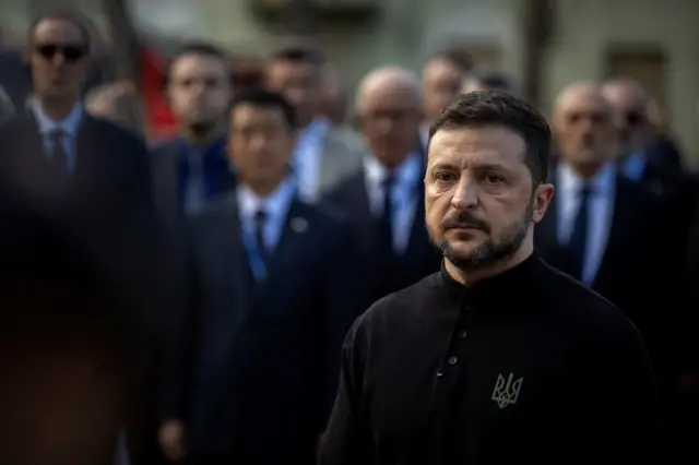 Владимир Зеленский и большая группа людей на заднем плане