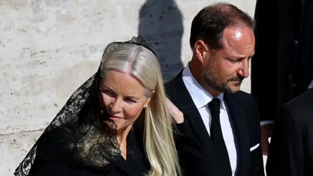 هاکون، ولیعهد نروژبه همراه شاهزاده مت ماری در مراسم امروز حضور دارند