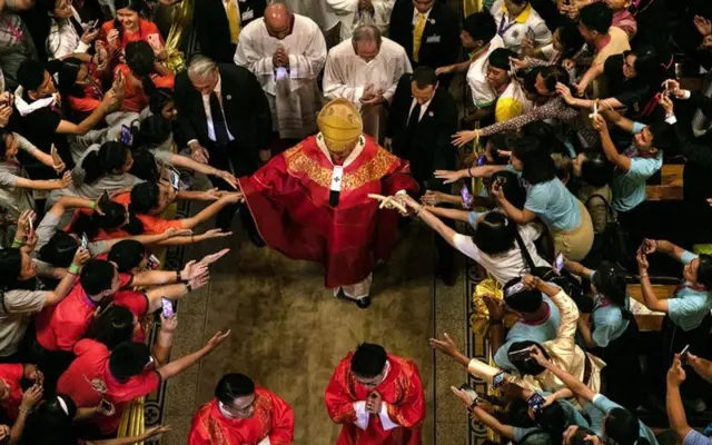 Papa cumprimenta fiéis