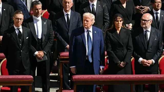Trump ao lado de outras autoridades durante cerimônia na Praça de São Pedro