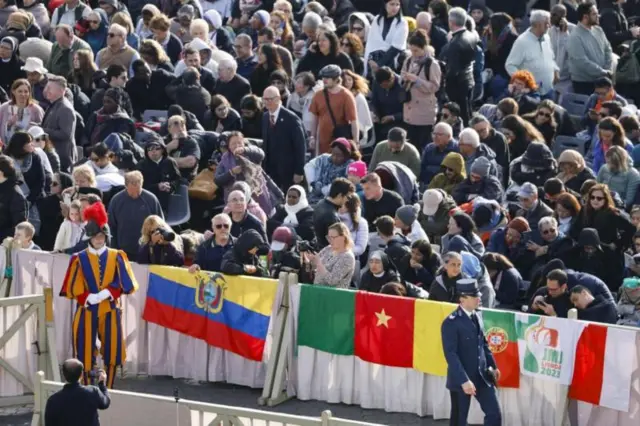 عشرات الآلاف من الأشخاص في ساحة القديس بطرس