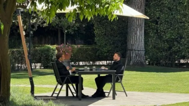 फ्रांस के राष्ट्रपति इमैनुएल मैक्रों के साथ ज़ेलेंस्की