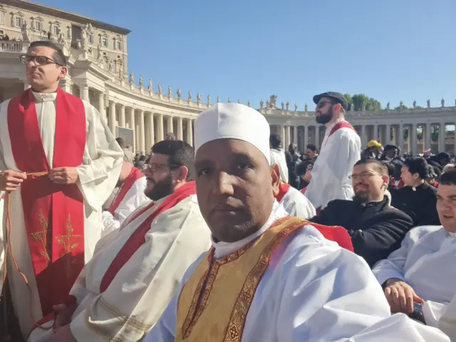 ኣሸሓት ሃይማኖታዊ ኣቦታት፣ መራሕቲ ሃገራትን ንጉሳውያን ስድራን ከምኡ'ውን ሰዓብቲ እምነት ካቶሊክ ኣብ ቫቲካን ተረኺቦም።