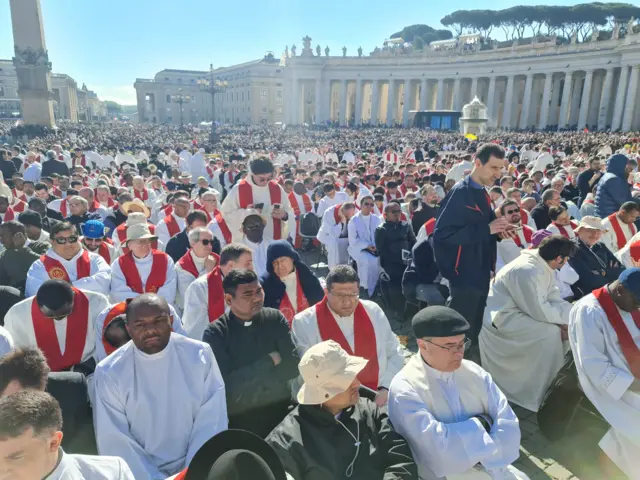 ካብ ረቡዕ ክሳብ ዓርቢ ጥራይ ኣብ ዝተኻየደ ስነስርዓት ምስንባት ሬሳ ልዕሊ 250 ሽሕ ሰባት ኣኽብሮቶም ከምዘቕረቡ ቫቲካን ሓቢራ።