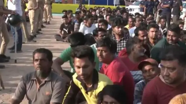 गुजरात पुलिस की हिरासत में कथित बांग्लादेशी नागरिक