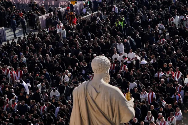 Fiéis se reúnem antes da missa de funeral do papa Francisco na Praça de São Pedro, no Vaticano