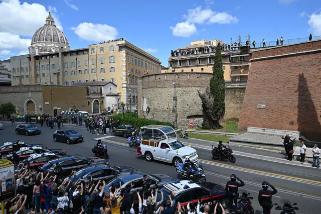 Папамобиль неподалеку от собора Святого Петра.