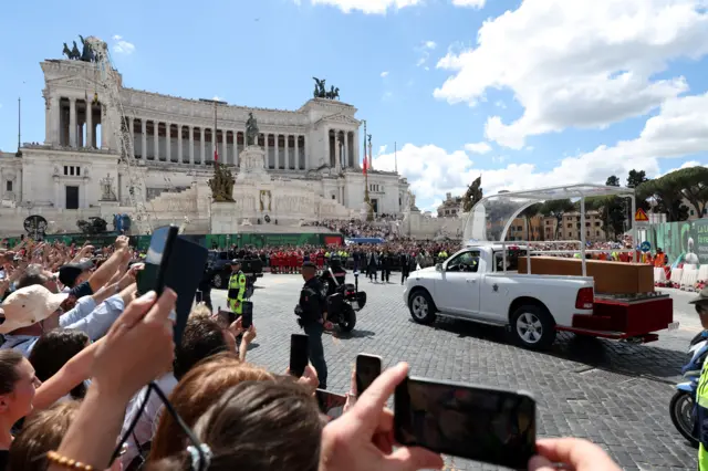 Папамобиль на подъезде к Витторина, собравшиеся фотографируют на телефон
