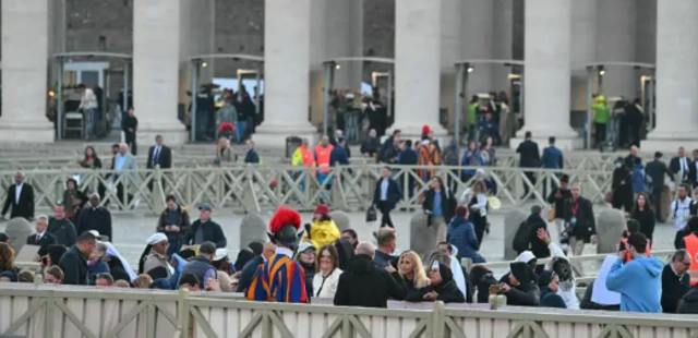 अंतिम संस्कार में पहुँचे लोग