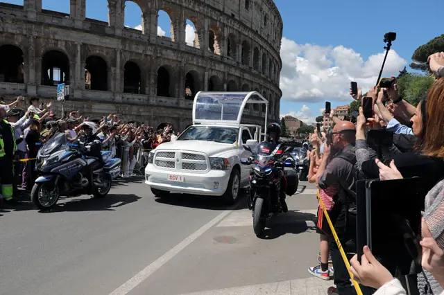 Папамобіль проїхав через центр Рима до площі Венеції, проминувши Колізей