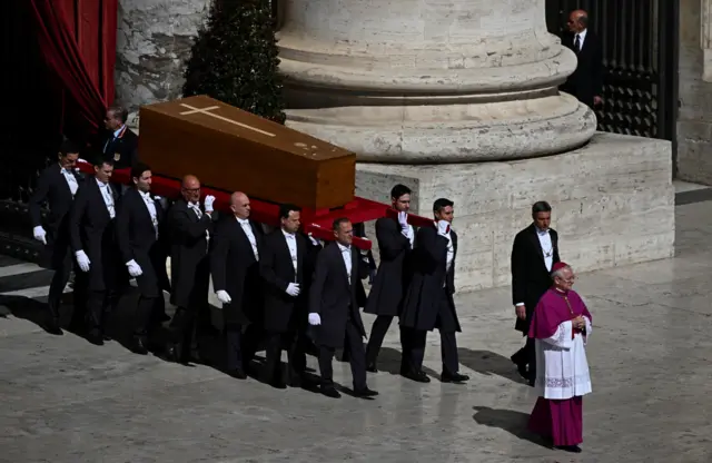O caixão do Papa Francisco é carregado durante a missa de corpo presente na Praça de São Pedro, no Vaticano.