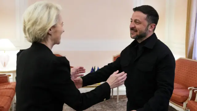 Урсула фон дер Ляйен и Владимир Зеленский обнимаются. Оба одеты в черное