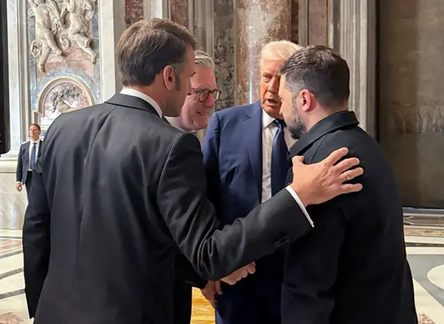 Дональд Трамп, Владимир Зеленский, Эмманюэль Макрон и Кир Стармер разговаривают в Базилике Святого Петра