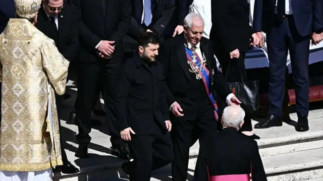 Volodymyr Zelensky chega ao funeral do papa Francisco