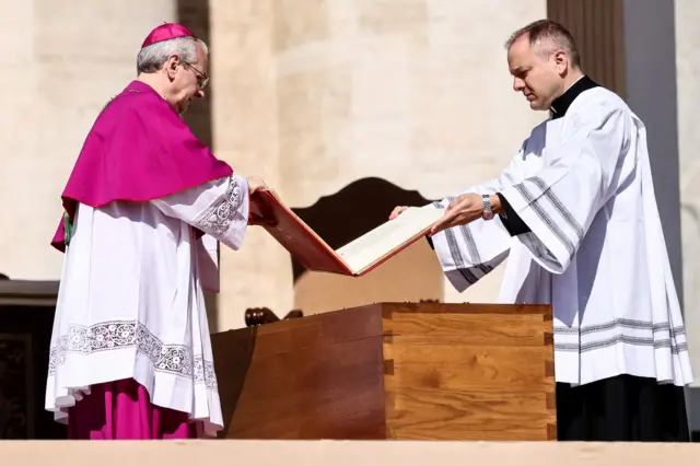 Membros do clero seguram o Livro dos Evangelhos