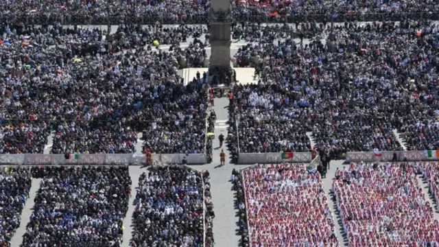 Multidão acompanha funeral