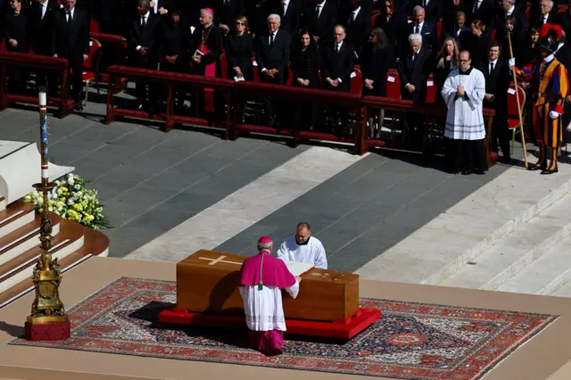 Membros do clero e líderes mundiais assistem à missa de corpo presente do Papa Francisco