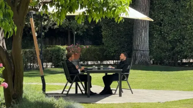 دیدار ولودیمیر زلنسکی و امانوئل مکرون در حاشیه مراسم خاکسپاری پاپ فرانسیس