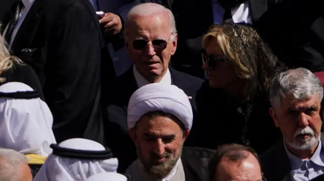 محمد حسین مختاری، سفیر ایران در واتیکان هم در کنار عباس صالحی و درست مقابل جو بایدن