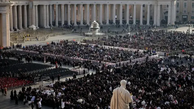 Ndị gbakọrọ na St Peter's Square