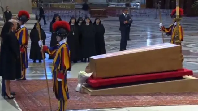 الرئيس الأمريكي دونالد ترامب يقدم احترامه للبابا فرنسيس في نعشه المغلق داخل كاتدرائية القديس بطرس.